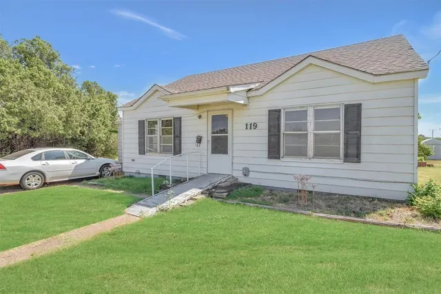 Front exterior — 119 N Linwood Street, Cordell, OK 73632