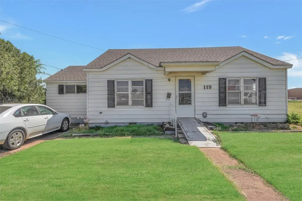 Photo 2 — 119 N Linwood Street, Cordell, OK 73632