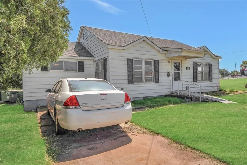 Photo 3 — 119 N Linwood Street, Cordell, OK 73632