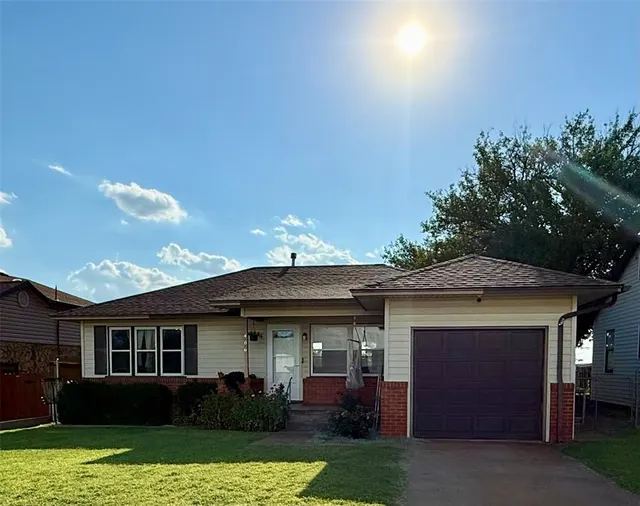 Front exterior — 406 S 18th Street, Clinton, OK 73601