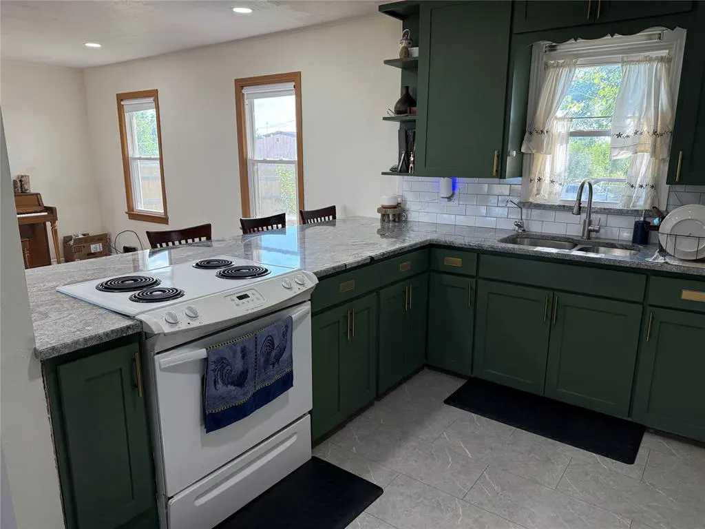 Photo 5 — 406 S 18th Street, Clinton, OK 73601