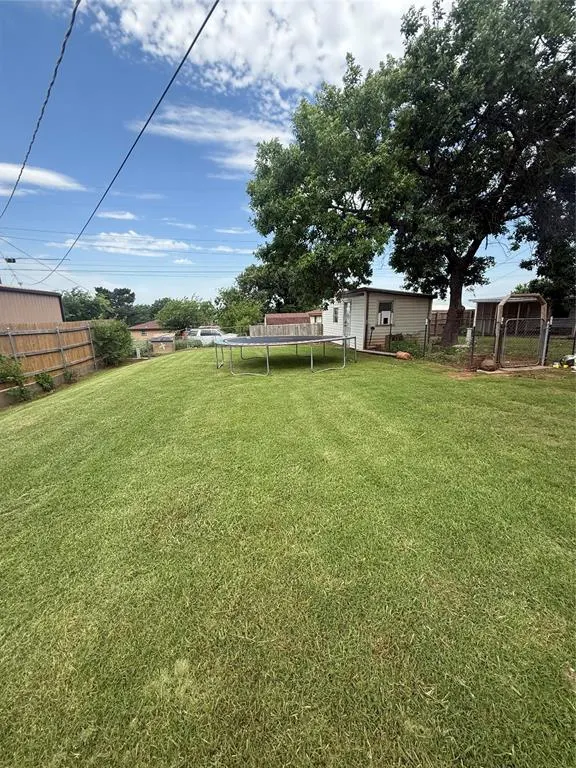 Photo 13 — 406 S 18th Street, Clinton, OK 73601