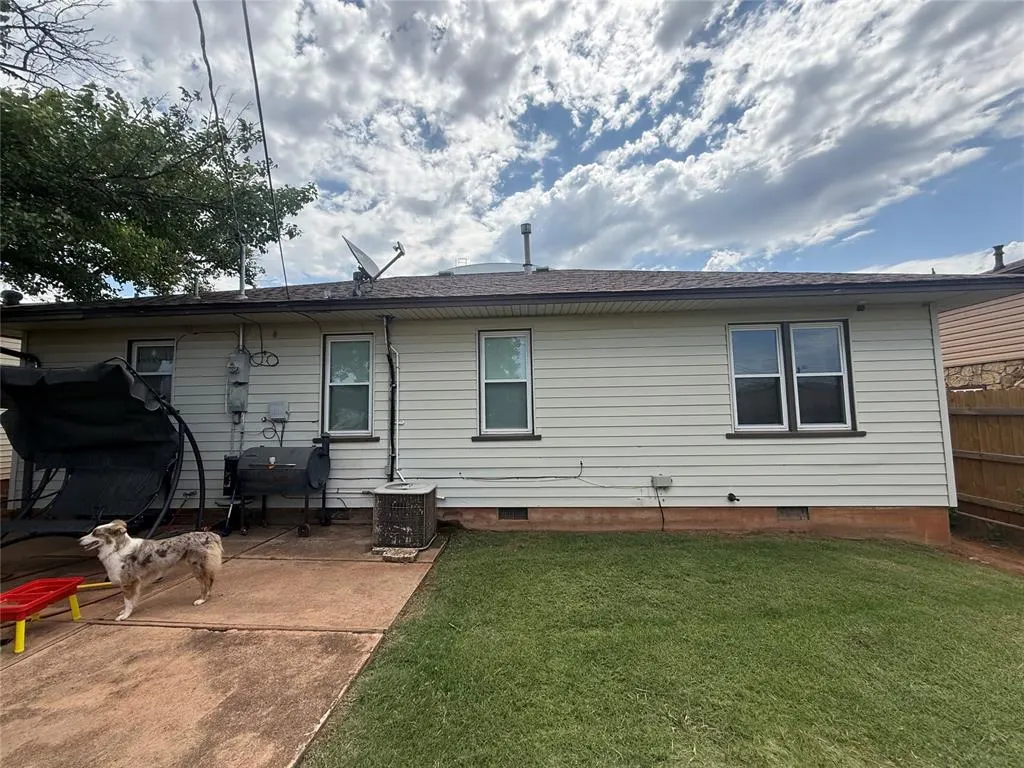 Photo 14 — 406 S 18th Street, Clinton, OK 73601