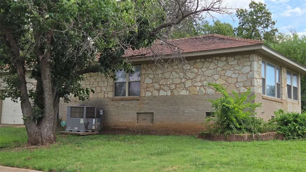 Photo 2 — 1901 NE 28th Street, Oklahoma City, OK 73111