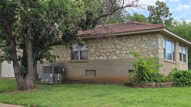 Photo 2 — 1901 NE 28th Street, Oklahoma City, OK 73111
