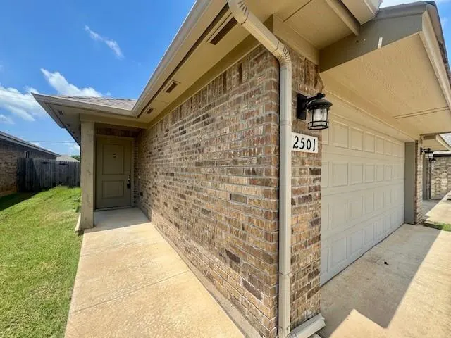 Photo 2 — 2501 Northcreek Lane, Oklahoma City, OK 73128