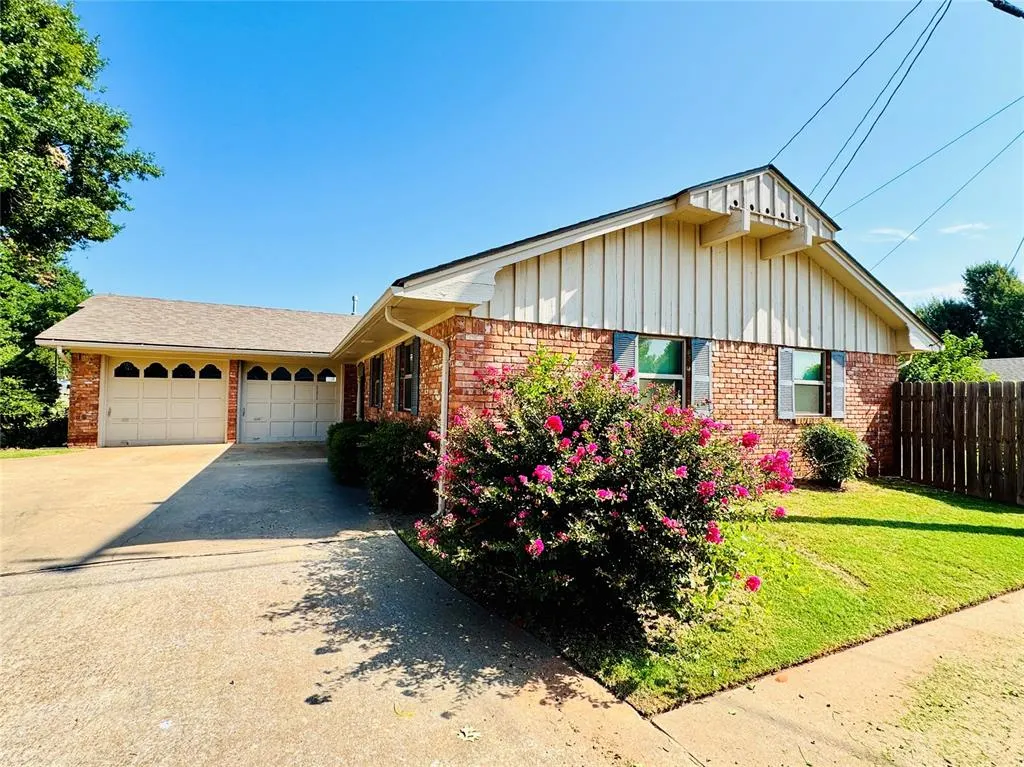 Photo 2 — 2615 S 18th Street, Chickasha, OK 73018