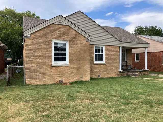 Photo 3 — 301 NE 26th Street, Oklahoma City, OK 73105