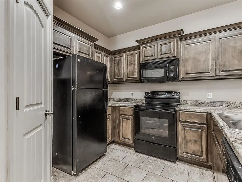 Photo 6 — 915 SW 92nd Street, Oklahoma City, OK 73139