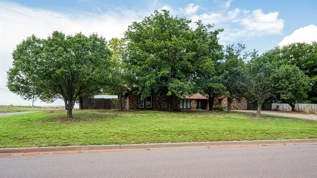 Photo 4 — 321 Grissom Drive, Elk City, OK 73644