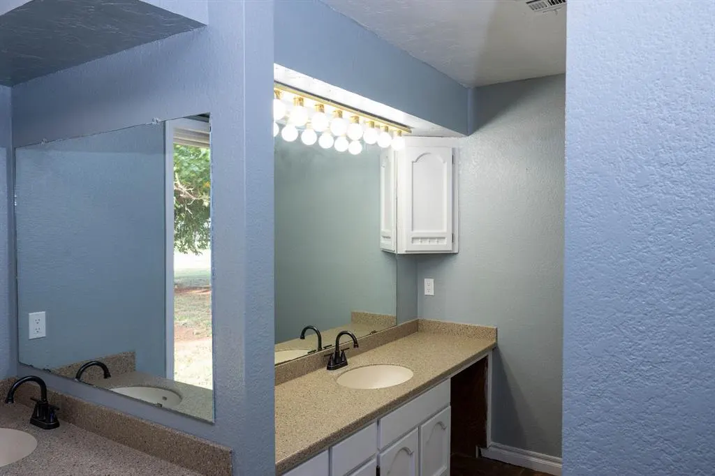 Photo 11 — 321 Grissom Drive, Elk City, OK 73644