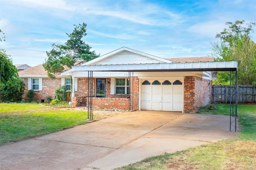 Front exterior — 626 E Benton Avenue, Sayre, OK 73662