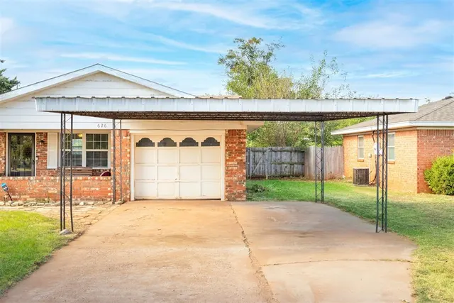 Photo 2 — 626 E Benton Avenue, Sayre, OK 73662