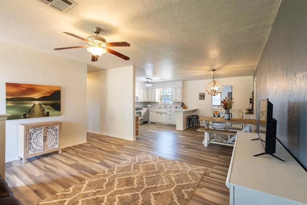 Photo 3 — 626 E Benton Avenue, Sayre, OK 73662