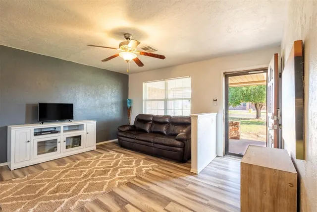 Photo 5 — 626 E Benton Avenue, Sayre, OK 73662
