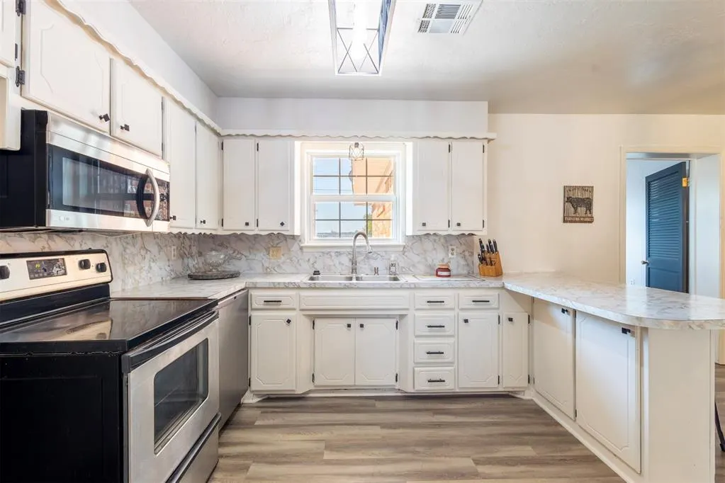 Photo 6 — 626 E Benton Avenue, Sayre, OK 73662