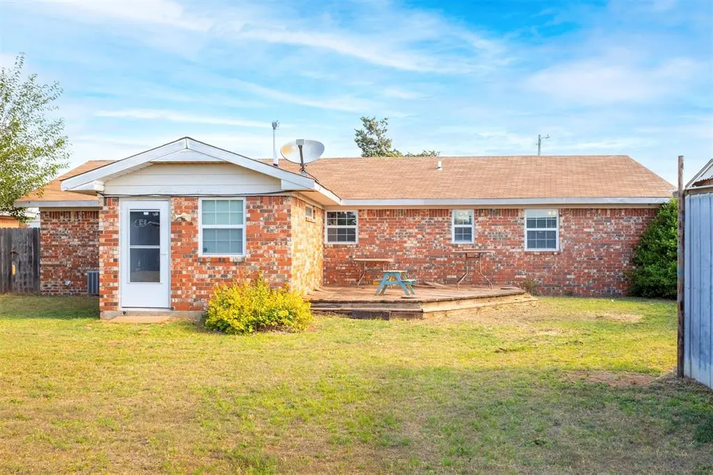 Photo 22 — 626 E Benton Avenue, Sayre, OK 73662