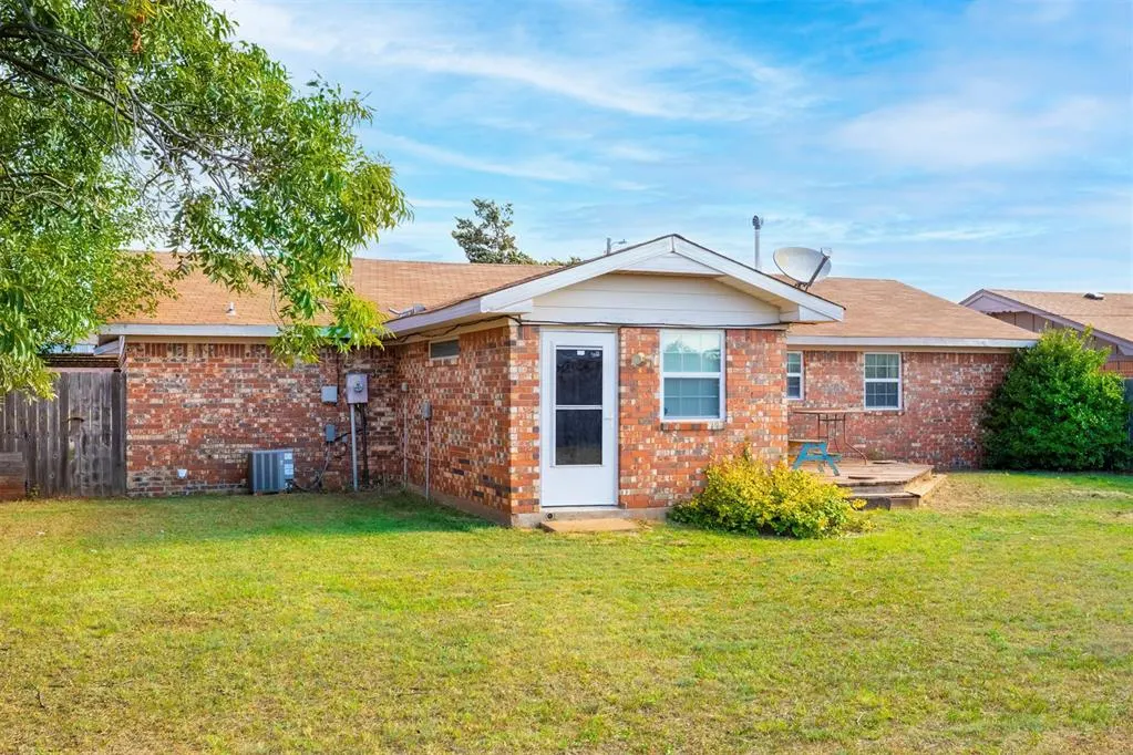 Photo 23 — 626 E Benton Avenue, Sayre, OK 73662