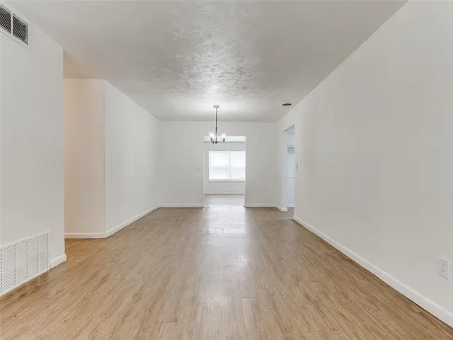 Photo 5 — 2210 SW 52nd Street, Oklahoma City, OK 73119