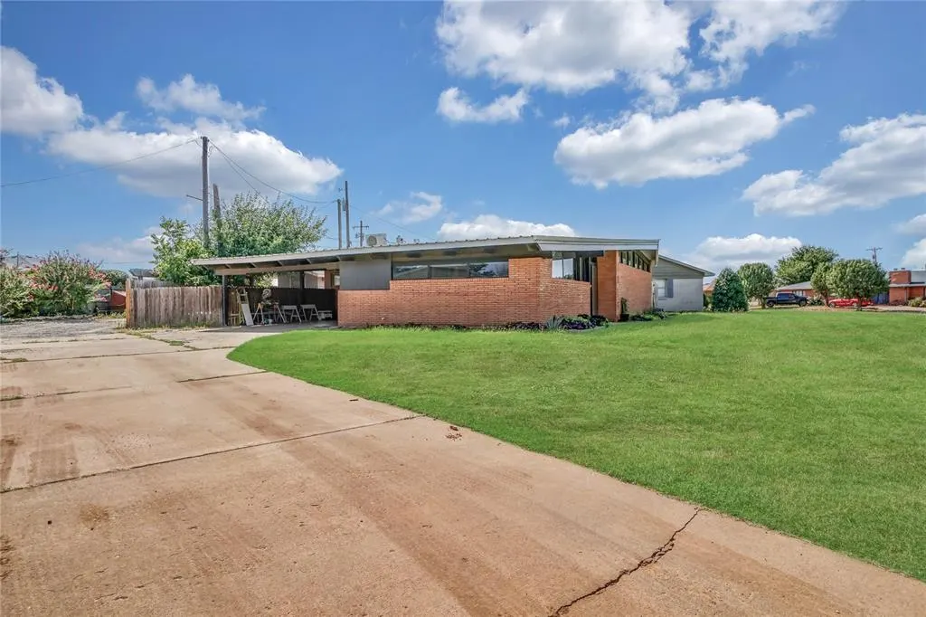 Photo 2 — 1919 Sumner Drive, Altus, OK 73521
