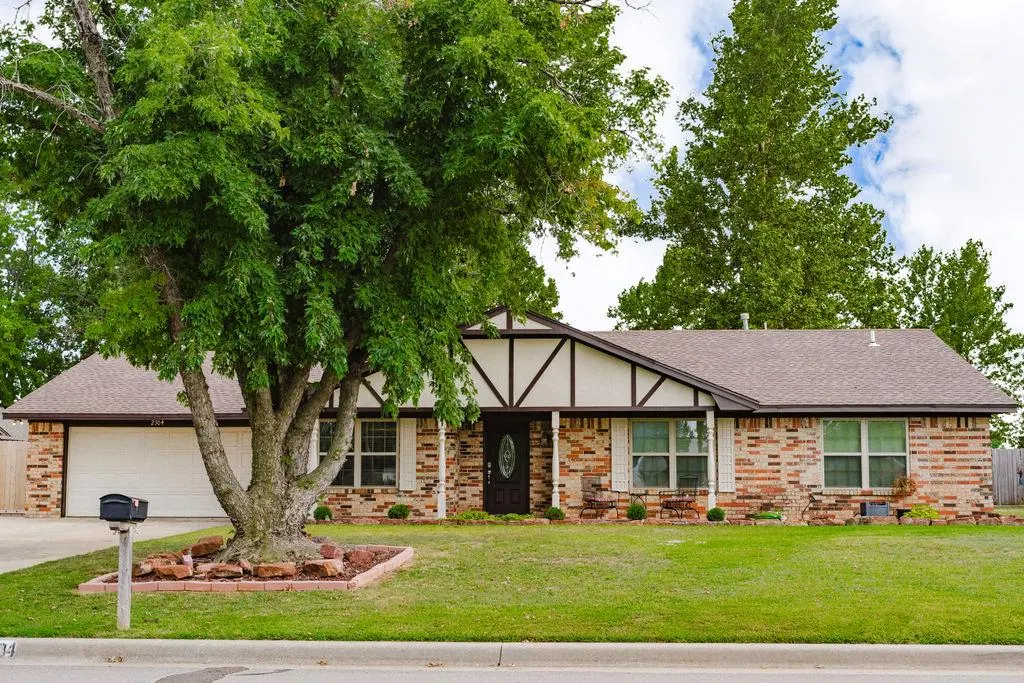 Front exterior — 2304 Bell Avenue, Elk City, OK 73644