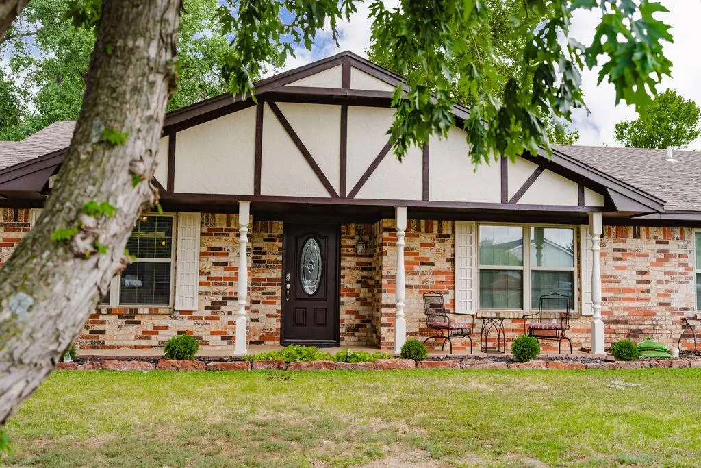 Photo 2 — 2304 Bell Avenue, Elk City, OK 73644