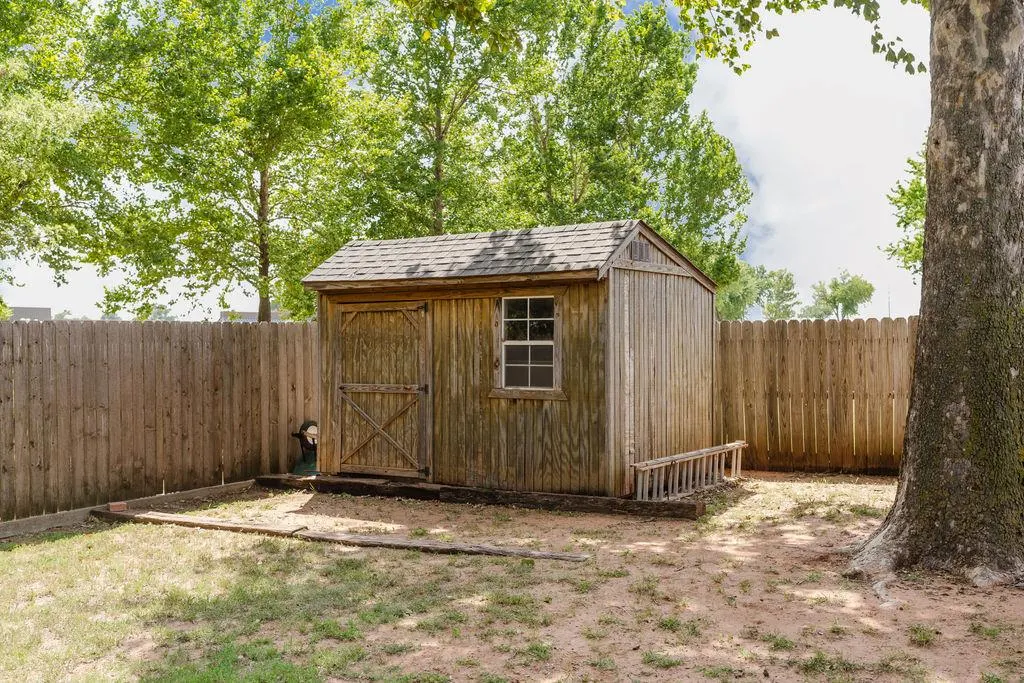 Photo 10 — 2304 Bell Avenue, Elk City, OK 73644