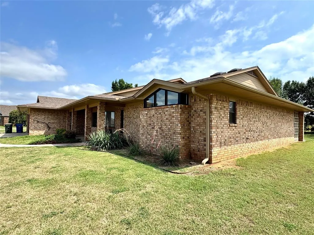 Photo 2 — 2305 Lakewood Drive, Chickasha, OK 73018