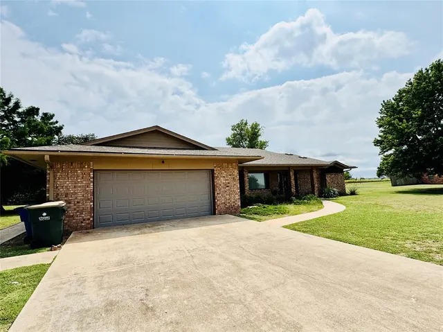 Photo 3 — 2305 Lakewood Drive, Chickasha, OK 73018