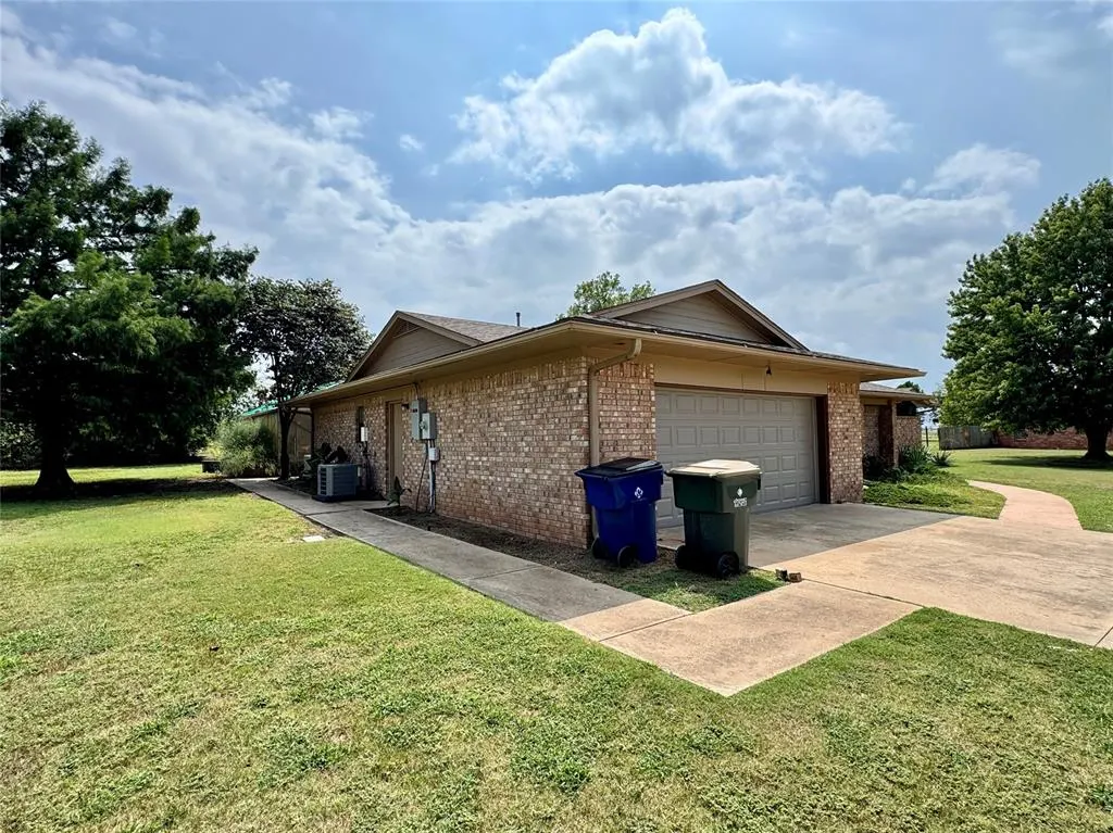 Photo 4 — 2305 Lakewood Drive, Chickasha, OK 73018