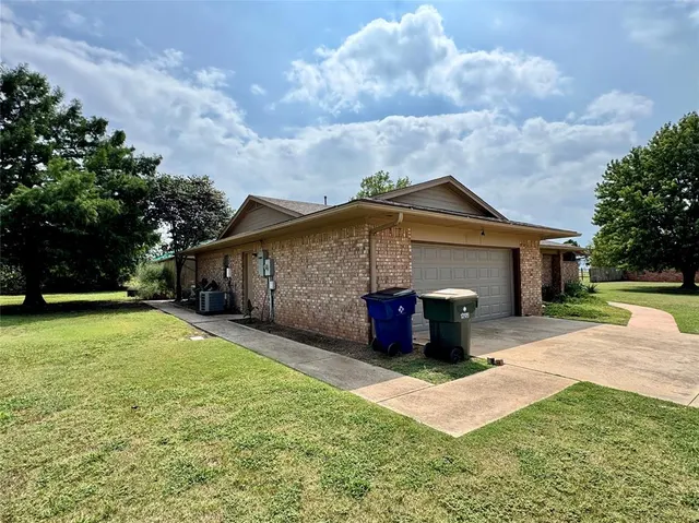 Photo 4 — 2305 Lakewood Drive, Chickasha, OK 73018