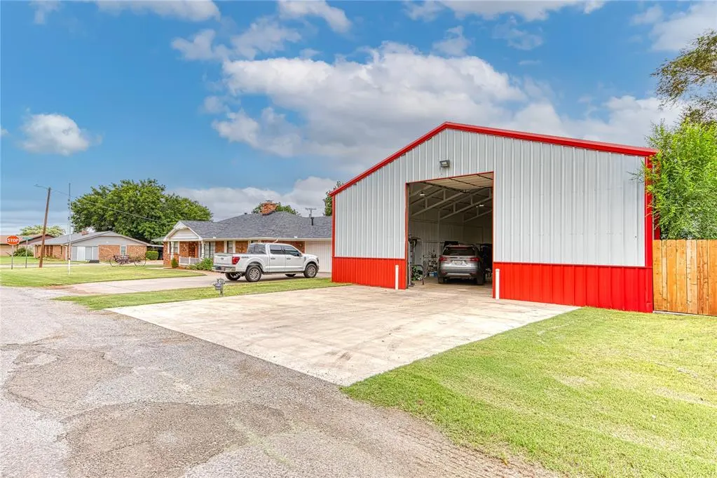 Photo 3 — 201 E Columbia Avenue, Cheyenne, OK 73628