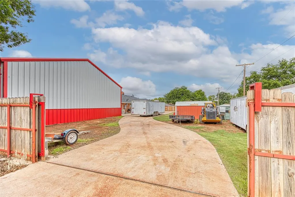 Photo 26 — 201 E Columbia Avenue, Cheyenne, OK 73628