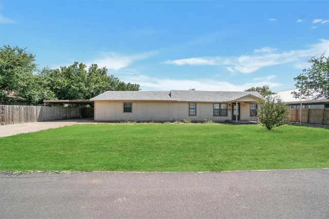 Photo 2 — 604 8th Street, Snyder, OK 73566