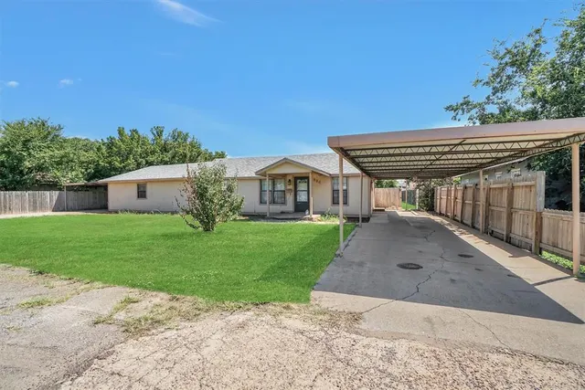 Photo 3 — 604 8th Street, Snyder, OK 73566