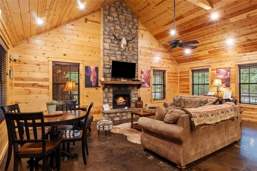 Photo 11 — 302 Neeson Wood Lane, Broken Bow, OK 74728