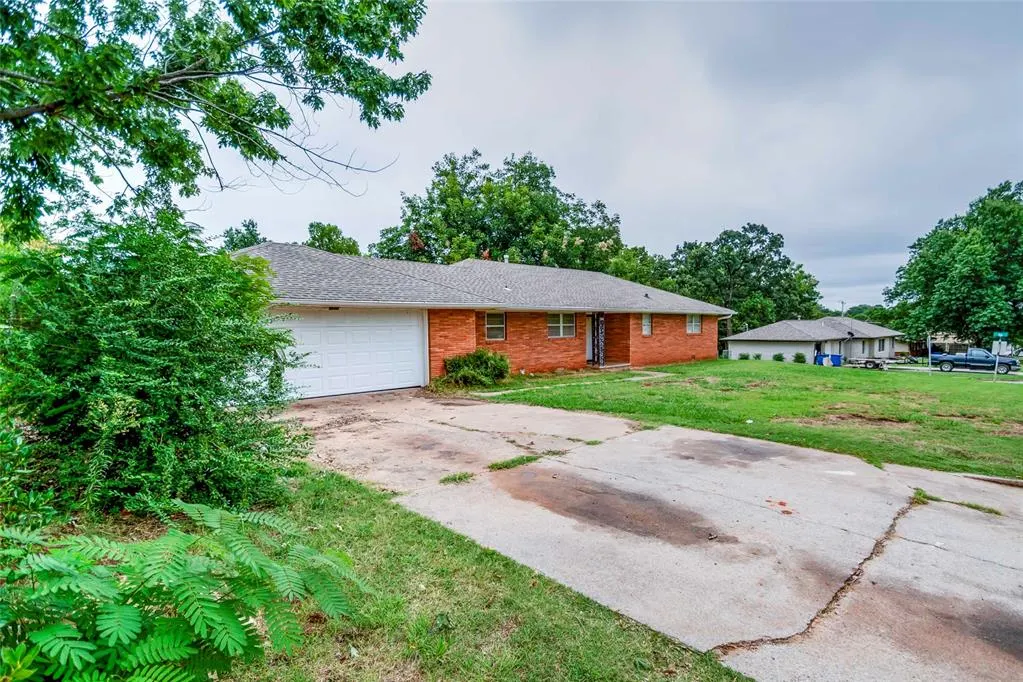 Photo 7 — 200 N Dewey Avenue, Chandler, OK 74834
