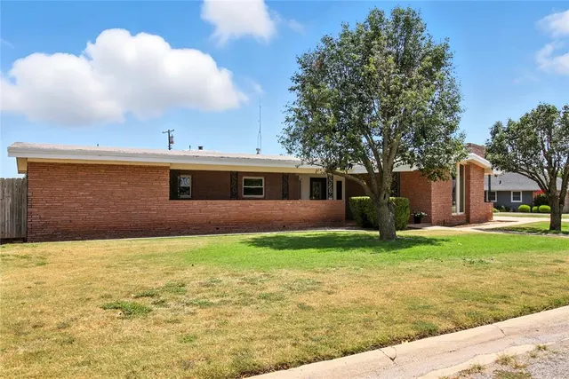 Photo 2 — 116 Gaynelle Lane, Hobart, OK 73651