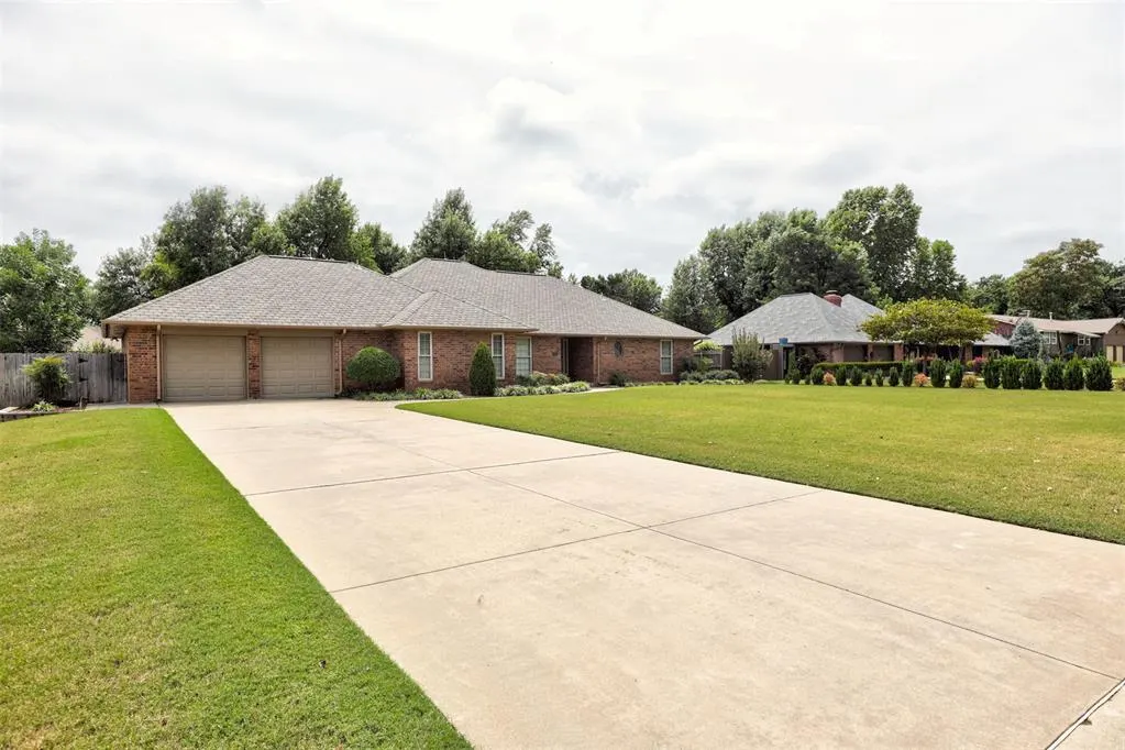Photo 2 — 7112 NW 32nd Street, Bethany, OK 73008