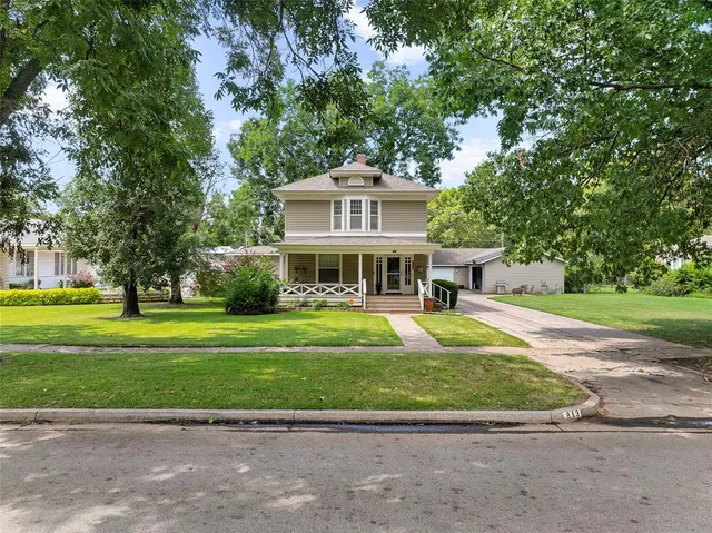 Front exterior — 813 N Willow Street, Pauls Valley, OK 73075