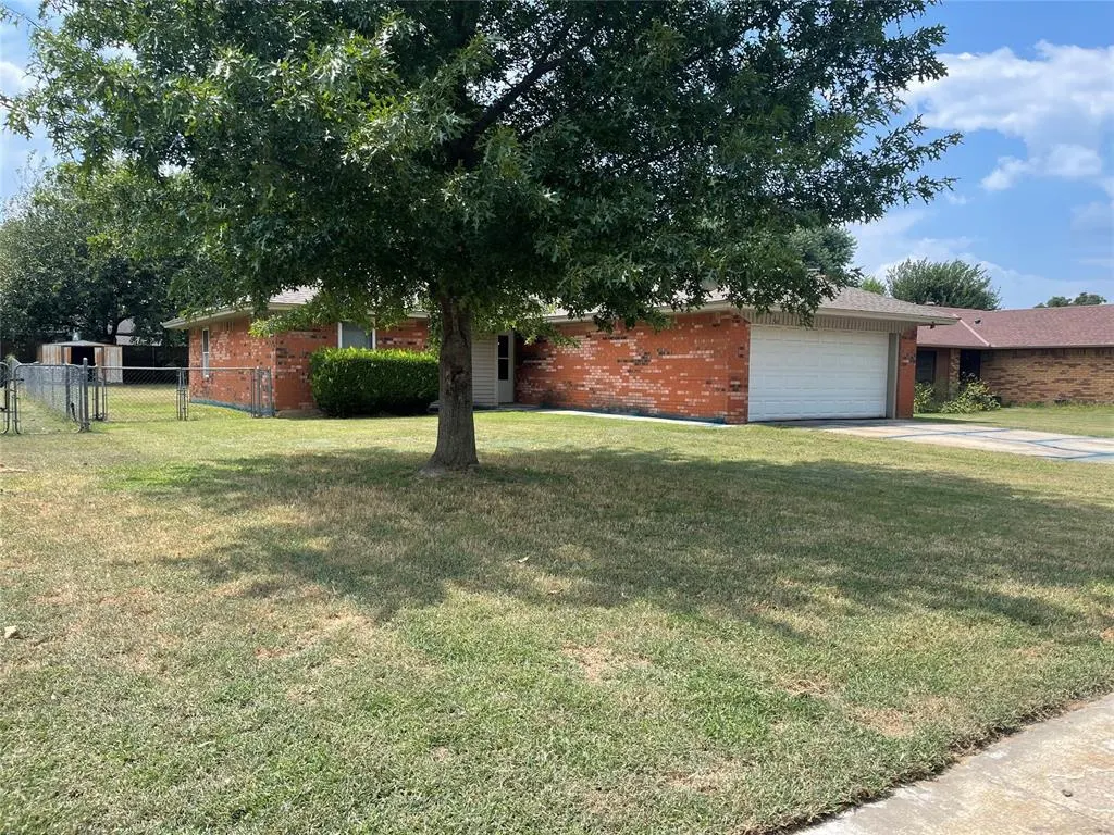 Front exterior — 435 Crooked Oak Drive, Harrah, OK 73045