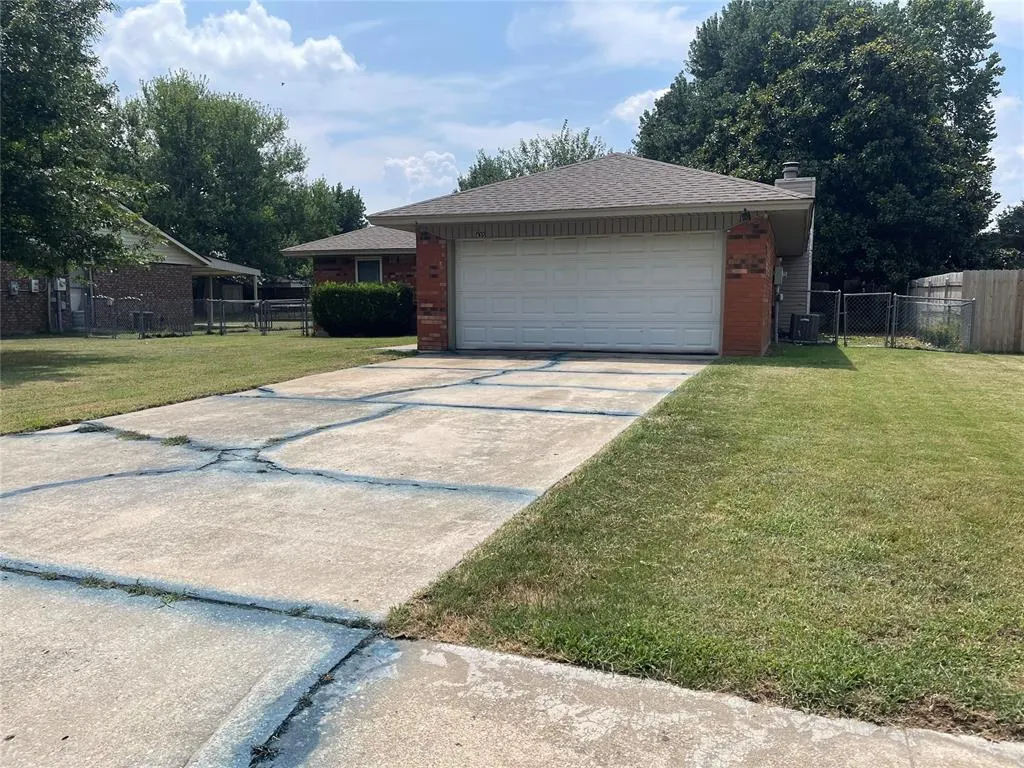 Photo 3 — 435 Crooked Oak Drive, Harrah, OK 73045