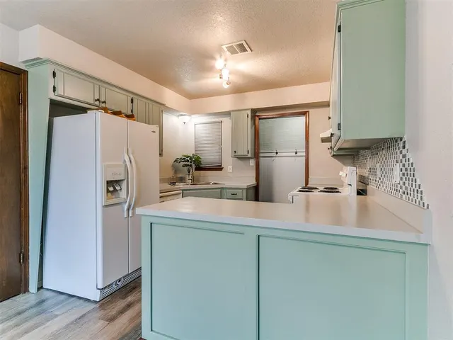 Photo 8 — 10215 Hillcrest Drive, Oklahoma City, OK 73159