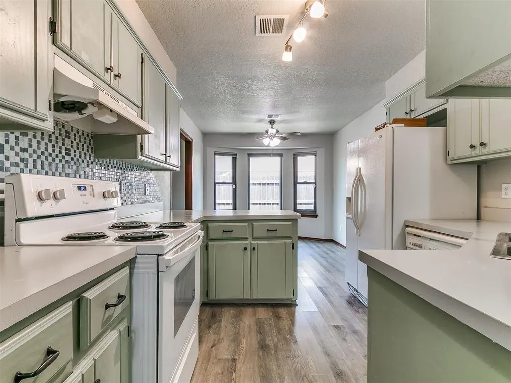 Photo 9 — 10215 Hillcrest Drive, Oklahoma City, OK 73159