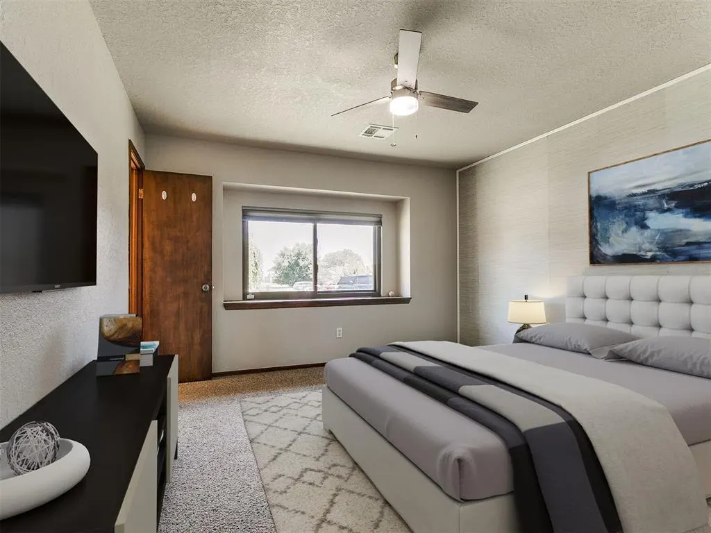 Photo 14 — 10215 Hillcrest Drive, Oklahoma City, OK 73159