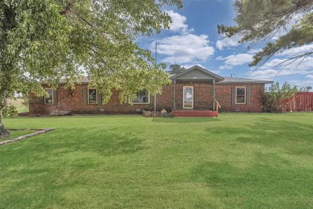 Front exterior — 1816 S Highway 66, Sayre, OK 73662