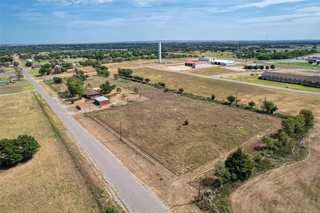 Photo 49 — 1816 S Highway 66, Sayre, OK 73662