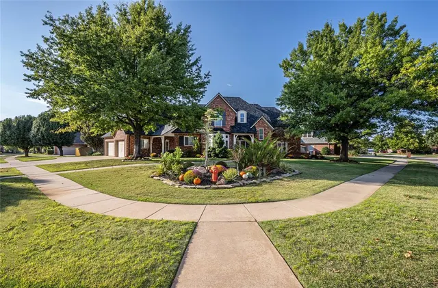 Photo 2 — 12725 Cobblestone Parkway, Oklahoma City, OK 73142
