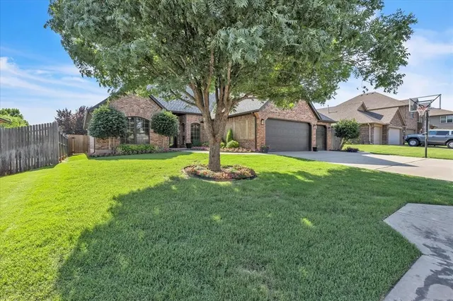 Photo 2 — 11913 Gwendolyn Lane, Oklahoma City, OK 73131