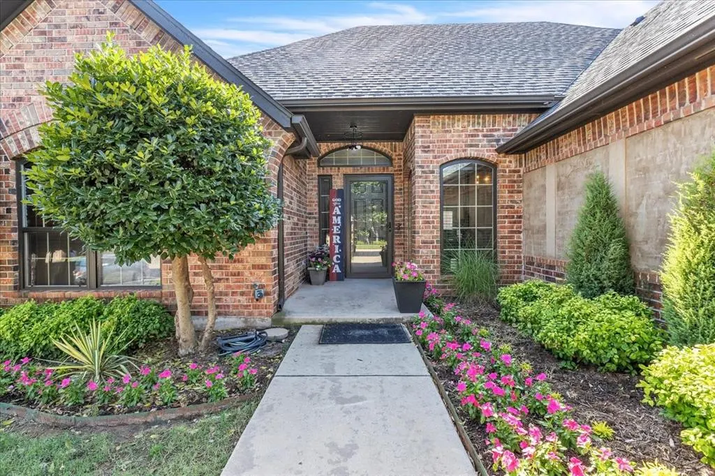 Photo 4 — 11913 Gwendolyn Lane, Oklahoma City, OK 73131